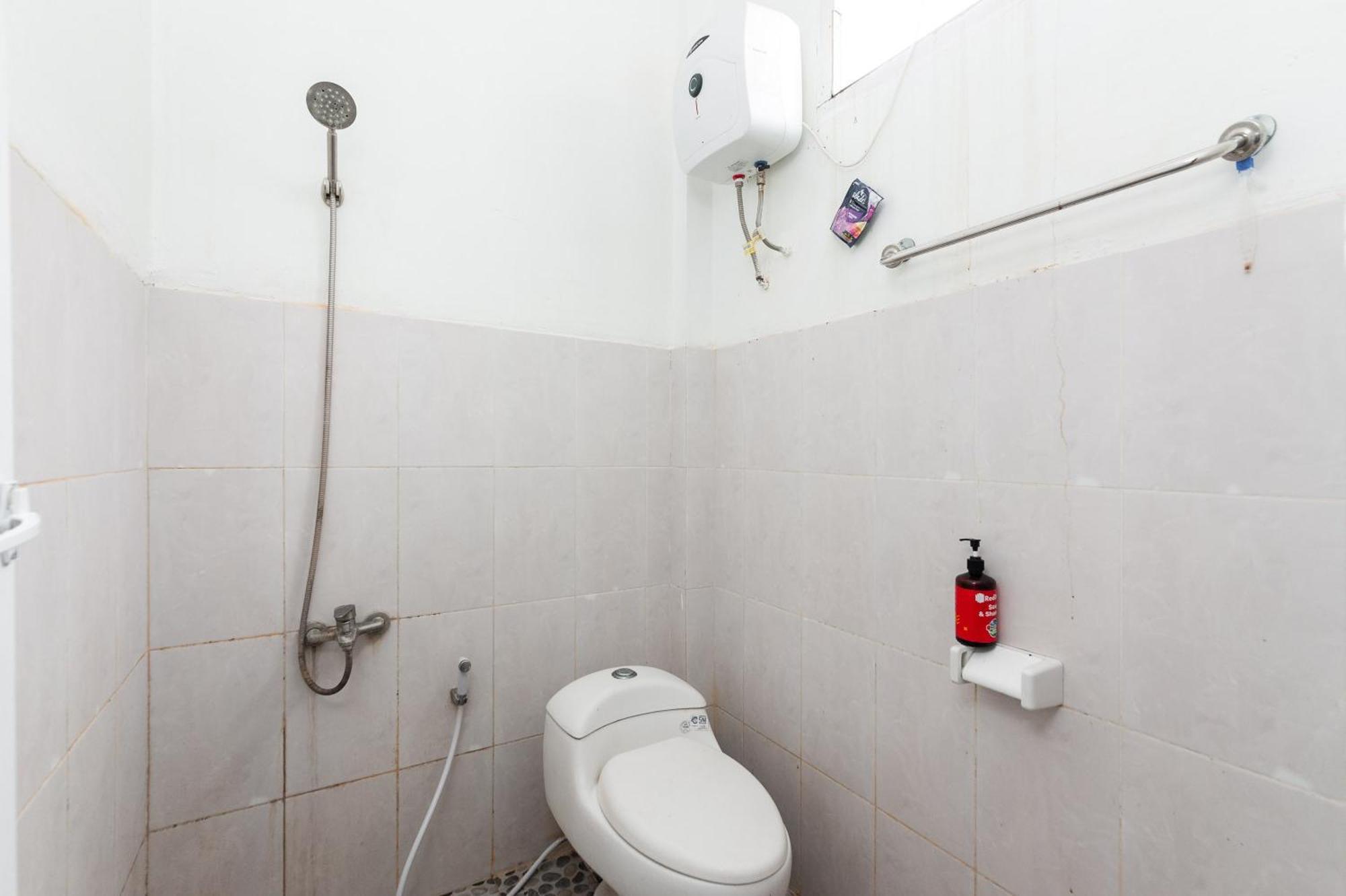 Отель Reddoorz Syariah Near Rsud Zainoel Abidin Банда-Ачех Экстерьер фото