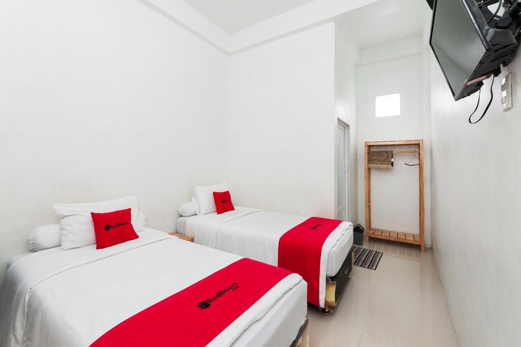 Отель Reddoorz Syariah Near Rsud Zainoel Abidin Банда-Ачех Экстерьер фото