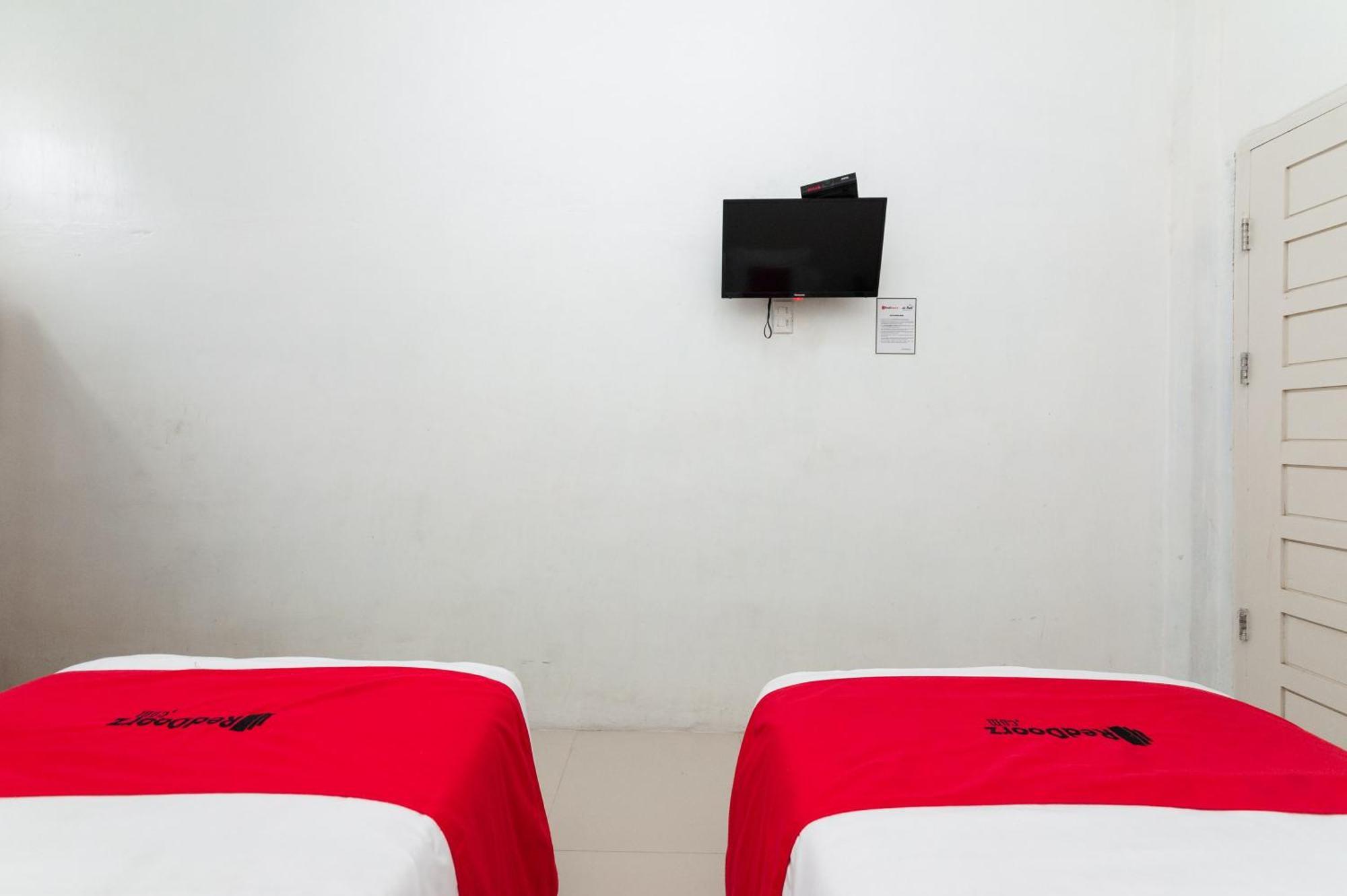Отель Reddoorz Syariah Near Rsud Zainoel Abidin Банда-Ачех Экстерьер фото