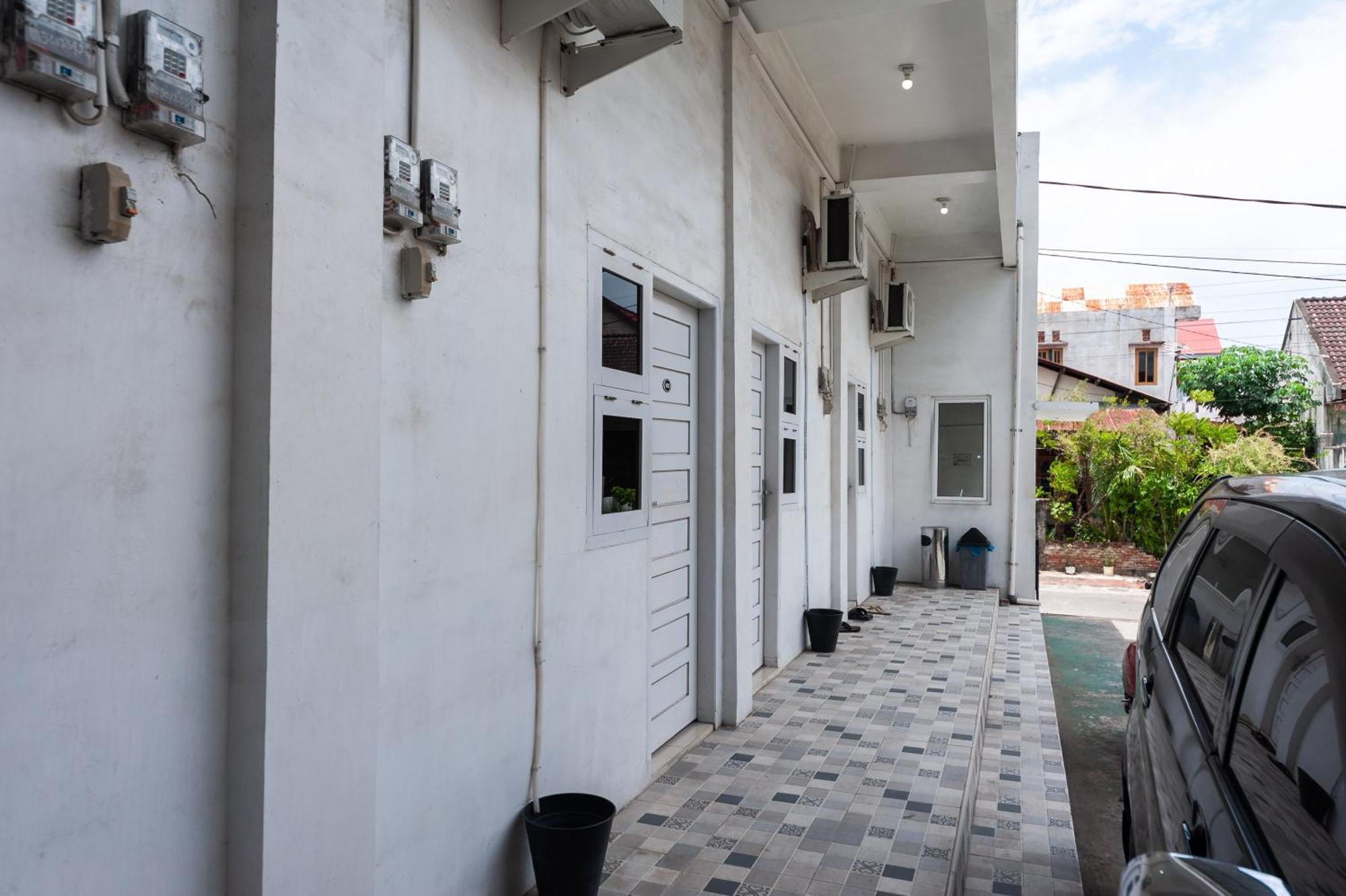 Отель Reddoorz Syariah Near Rsud Zainoel Abidin Банда-Ачех Экстерьер фото