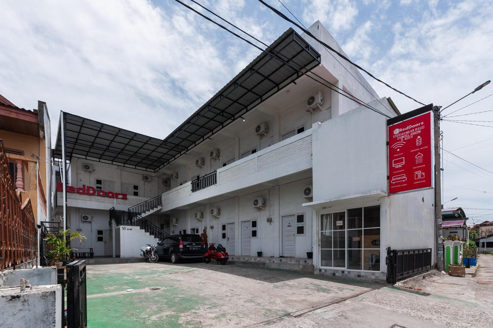 Отель Reddoorz Syariah Near Rsud Zainoel Abidin Банда-Ачех Экстерьер фото