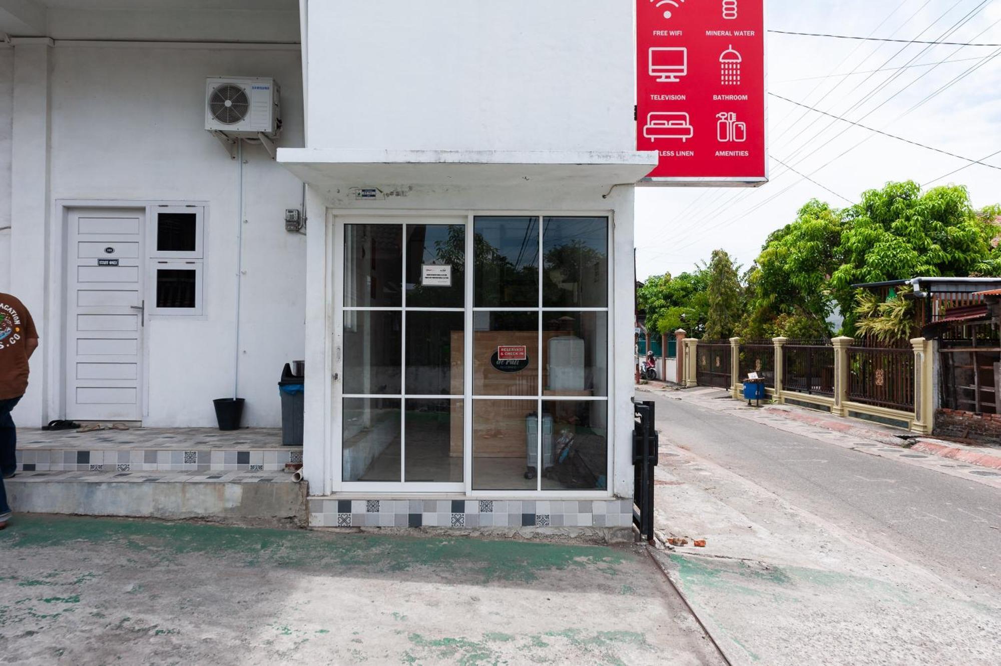 Отель Reddoorz Syariah Near Rsud Zainoel Abidin Банда-Ачех Экстерьер фото