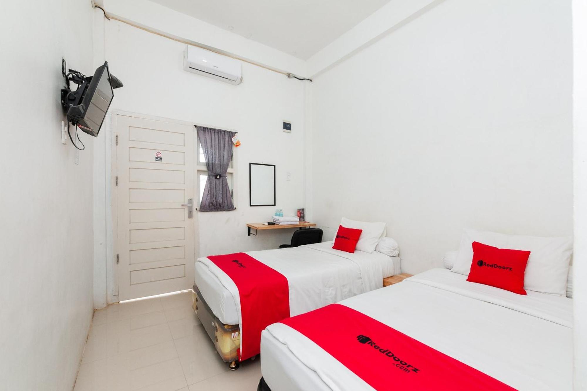 Отель Reddoorz Syariah Near Rsud Zainoel Abidin Банда-Ачех Экстерьер фото