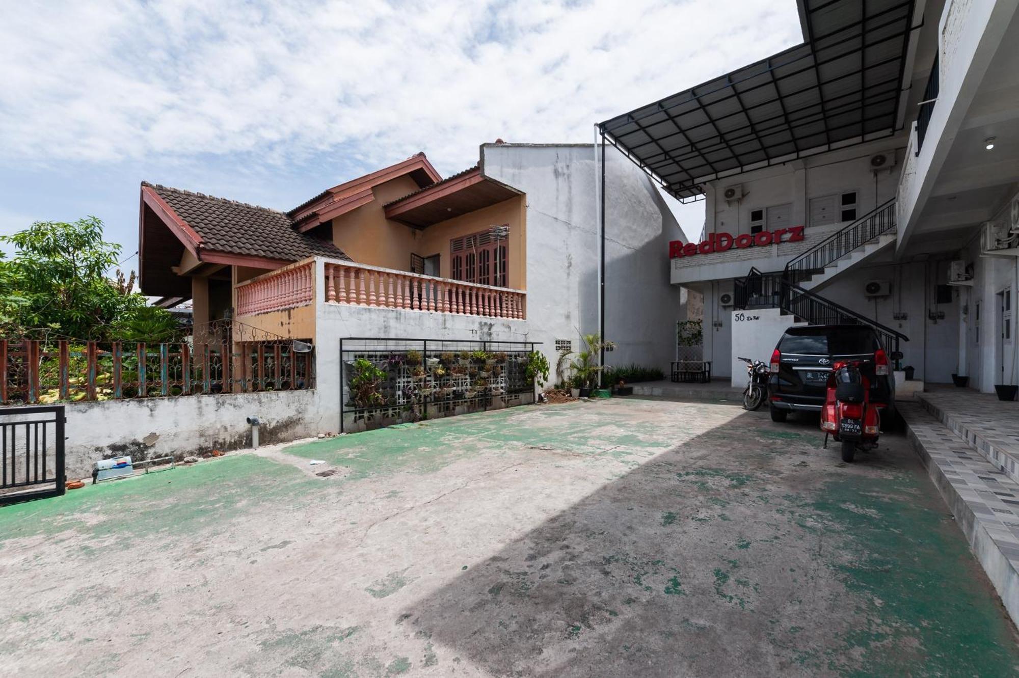Отель Reddoorz Syariah Near Rsud Zainoel Abidin Банда-Ачех Экстерьер фото