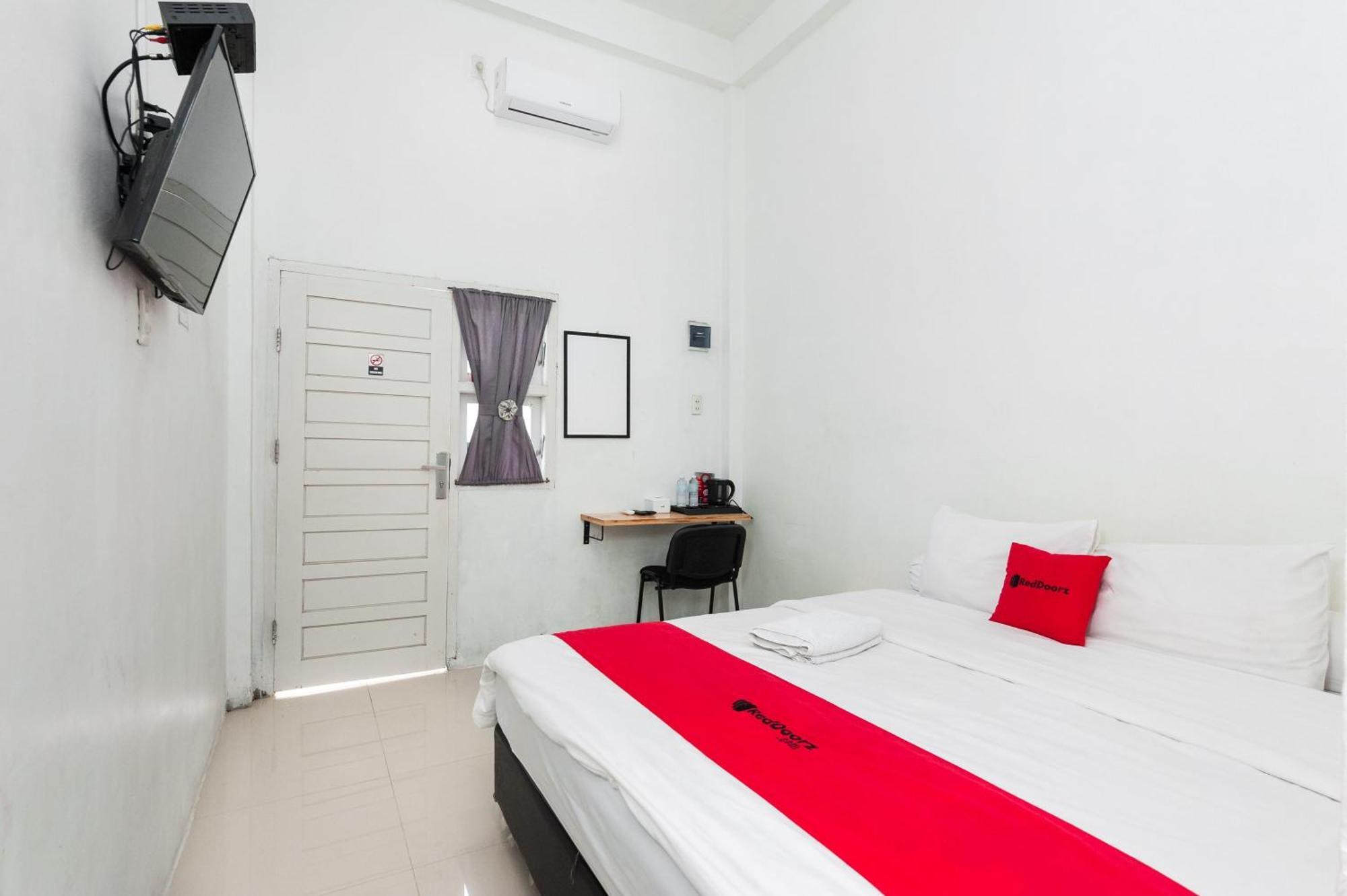 Отель Reddoorz Syariah Near Rsud Zainoel Abidin Банда-Ачех Экстерьер фото