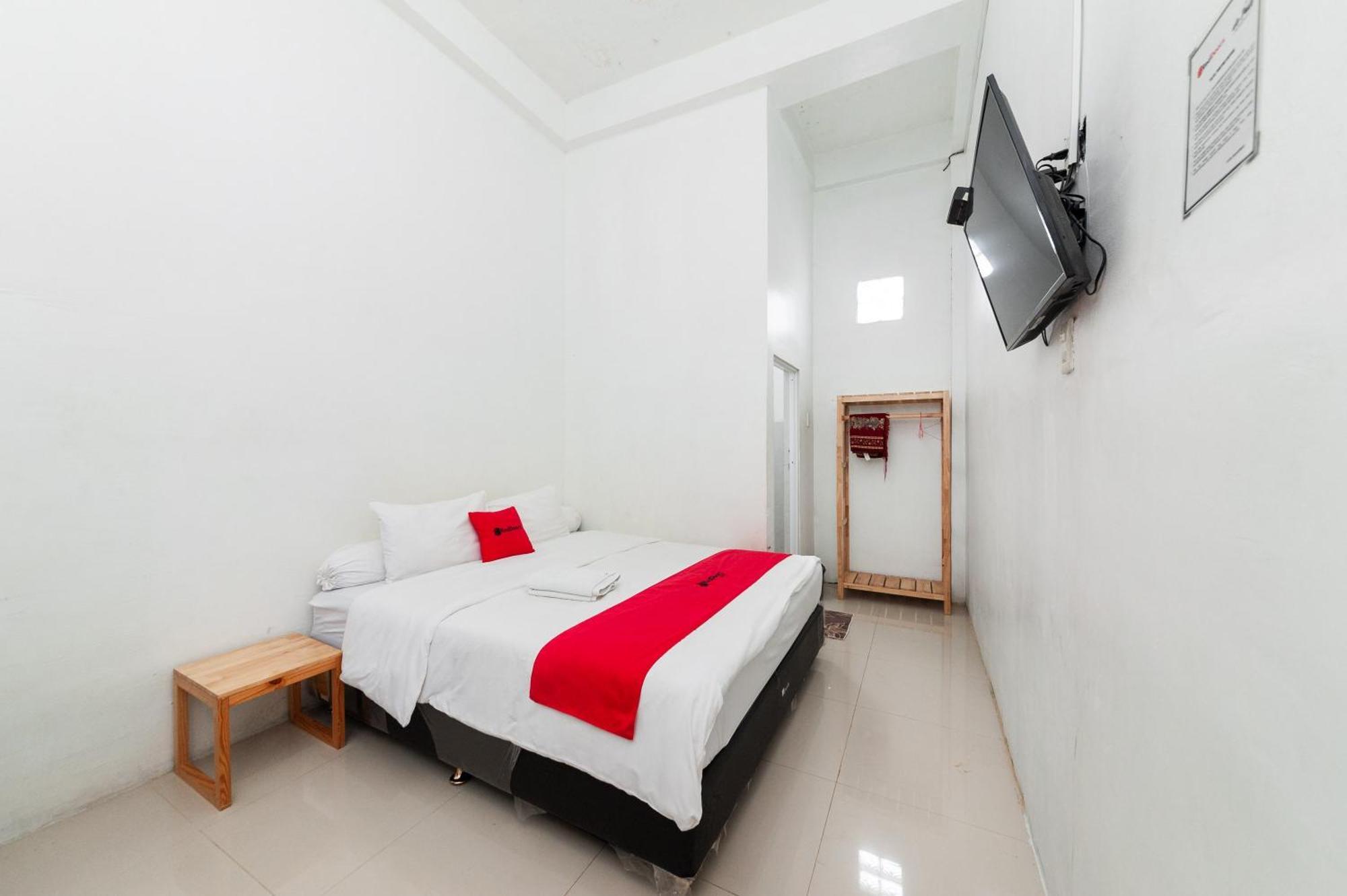 Отель Reddoorz Syariah Near Rsud Zainoel Abidin Банда-Ачех Экстерьер фото