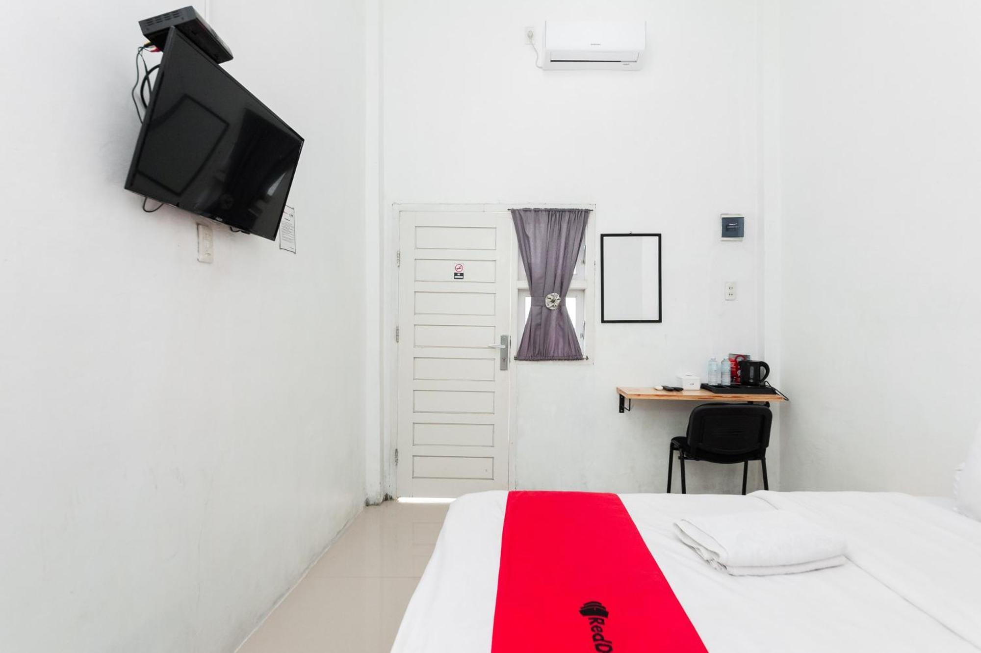 Отель Reddoorz Syariah Near Rsud Zainoel Abidin Банда-Ачех Экстерьер фото